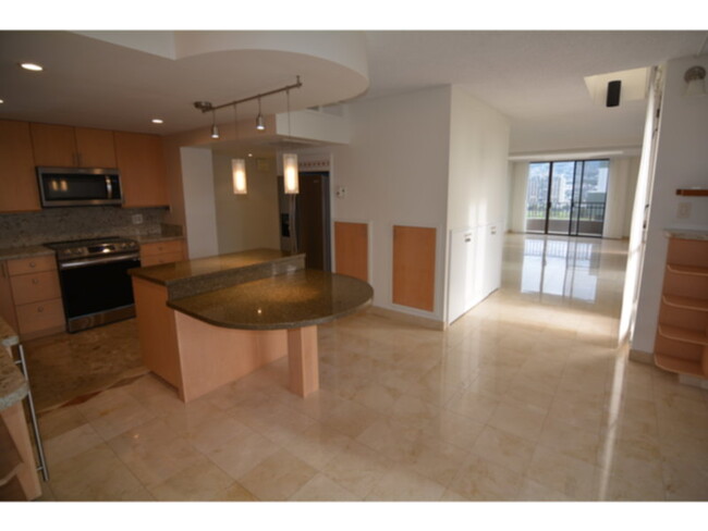 Foto del edificio - Large Immaculate 3/2.5/2 Ohua Ave. Penthouse