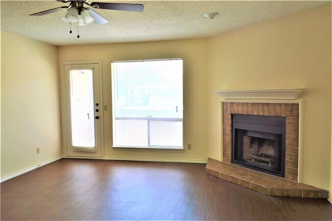 Building Photo - 903 Romeria Dr