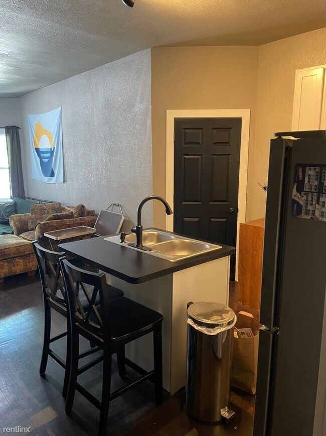 Foto del edificio - 2 br, 1 bath Duplex - 611 East Pleasant St...