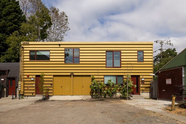 Foto del edificio - Bright Live-Work Studio with Deck & Tall Ceilings off Lowell Street in Oakland