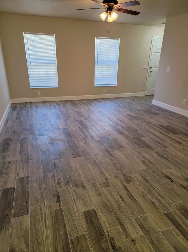 Foto del edificio - BRAND NEW 3/2 Townhome in Lakeside!!!!