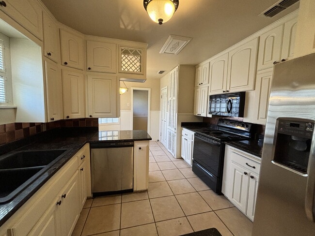 Building Photo - Pre-Leasing for Summer/Fall 2026 - Spacious 3/2 in Tech Terrace