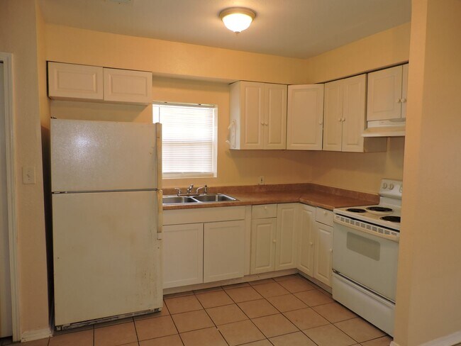 Building Photo - Convenient to downtown Pensacola!