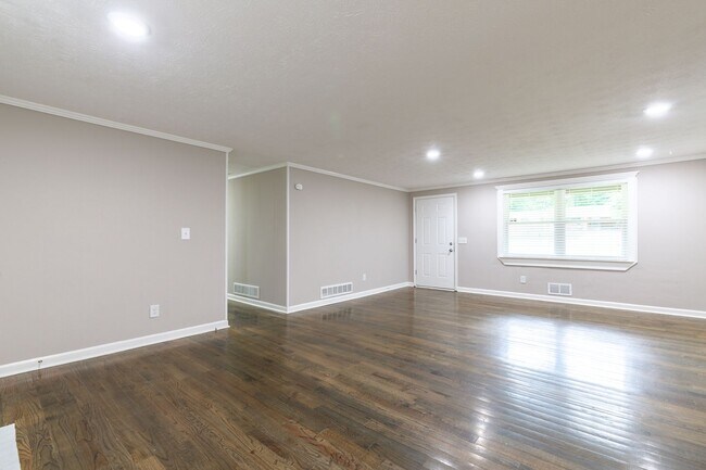 Building Photo - Move In Ready 3bd/2ba - Pool Paradise