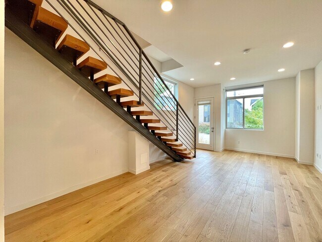 Foto del edificio - 2017-Built Modern Townhome in East Magnolia