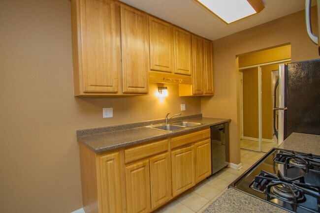 Building Photo - 655 Deepwoods Dr
