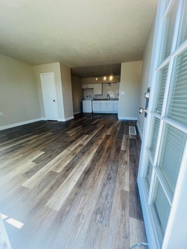 Foto del edificio - Freshly Painted 3 bed 1 bath with fenced front yard minutes from Fort Carson . $300.00 off the fi...