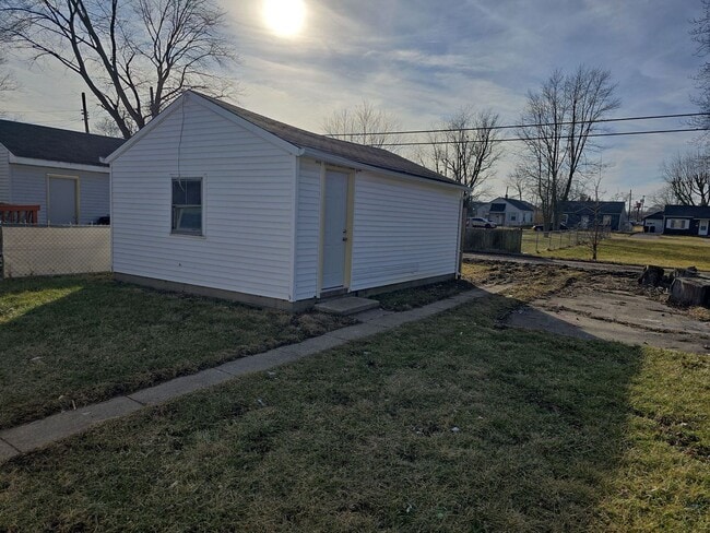 Building Photo - Renovated 2 Bedroom Home! Detached Garage! Pet Friendly!