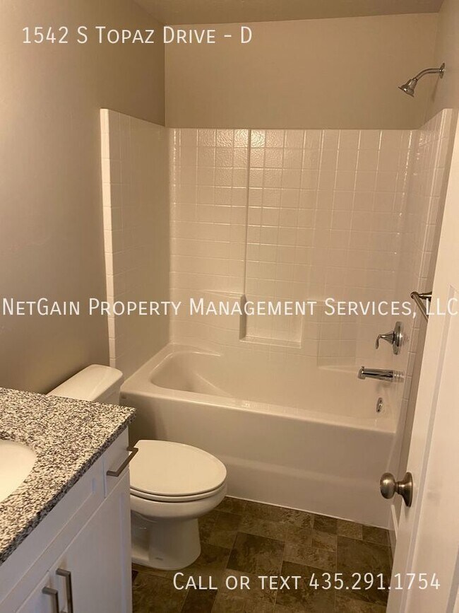 Building Photo - 1542 S W Topaz Dr