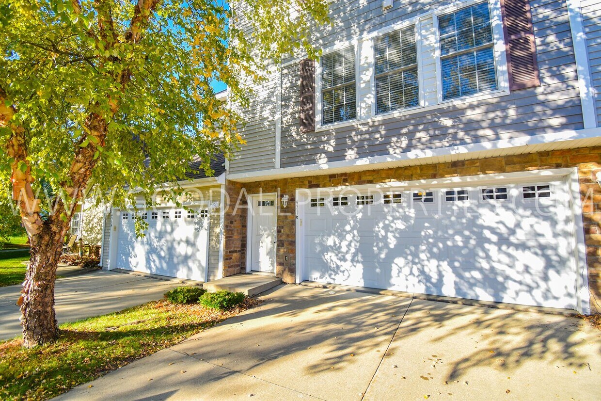Foto principal - 2 Bedroom, 2 1/2 Bath Townhome in Urbandale!
