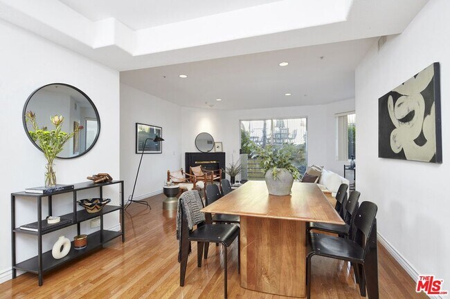 Foto del edificio - 3460 S Centinela Ave