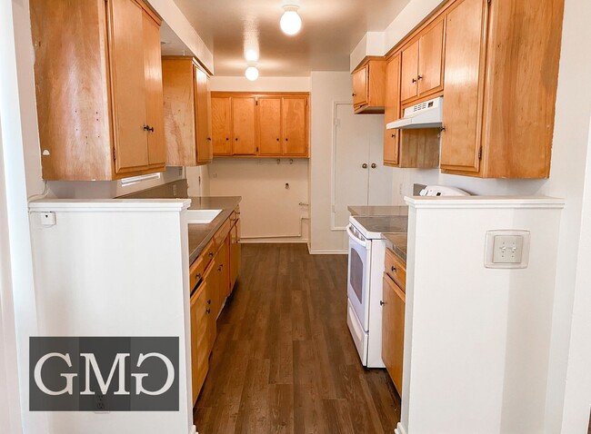 Building Photo - 2 Bedroom, 2 Bathroom Duplex in Hemet - Av...