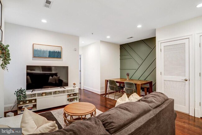 Foto del edificio - 3937 Davis Pl NW