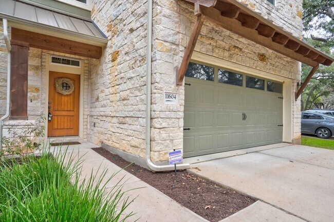 Foto del edificio - Beautiful 4 Bedroom, 3.5 Bathroom Home with Garage & Private Backyard