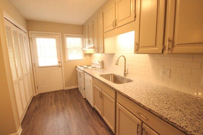 Foto del edificio - Adorable 2 Bedroom, 1 Bath in East Raleigh near Cary Crossroads - Pet Friendly!
