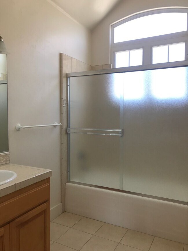 Building Photo - Coronado Village - Large 4bd/3bath Executi...