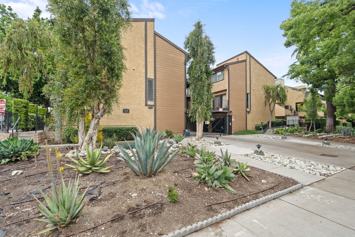 Foto principal - Stylish Pasadena Townhome: 2 Bedrooms, Upd...