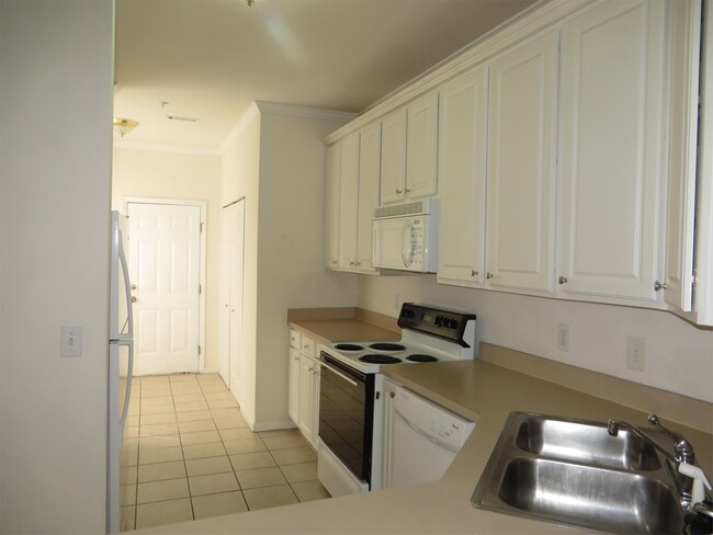 Building Photo - 8845 Fairview Bluff