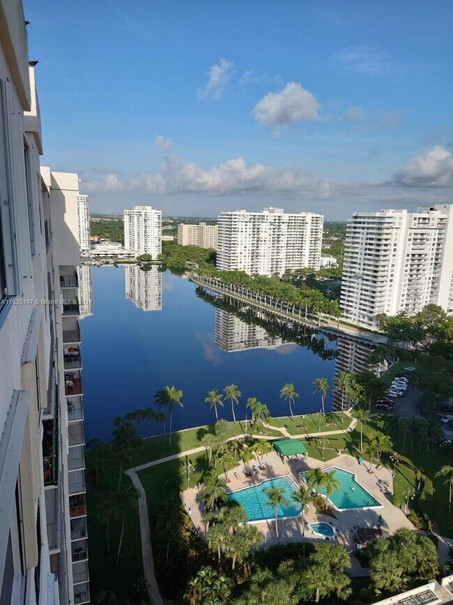 Foto del edificio - 18151 NE 31st Ct