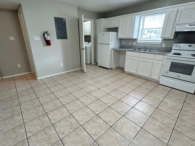 Building Photo - 2302 Elisa Ln