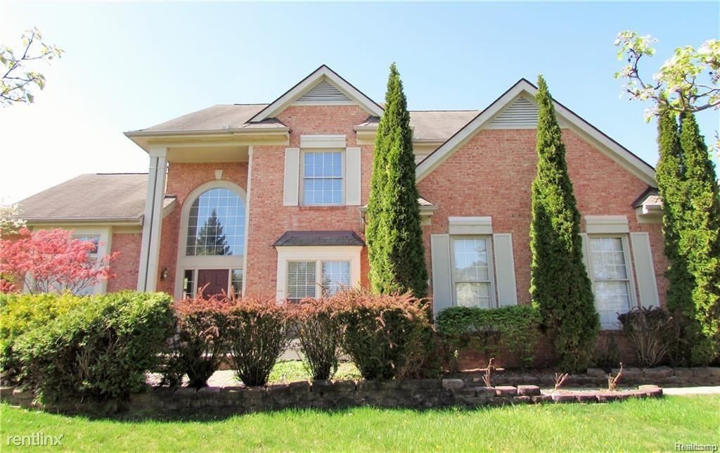 Primary Photo - 45443 Glengarry Blvd