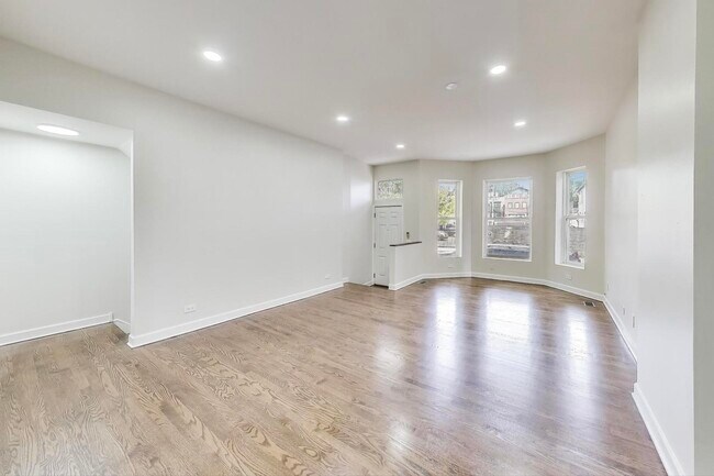 Foto del edificio - 2330 N Greenview Ave