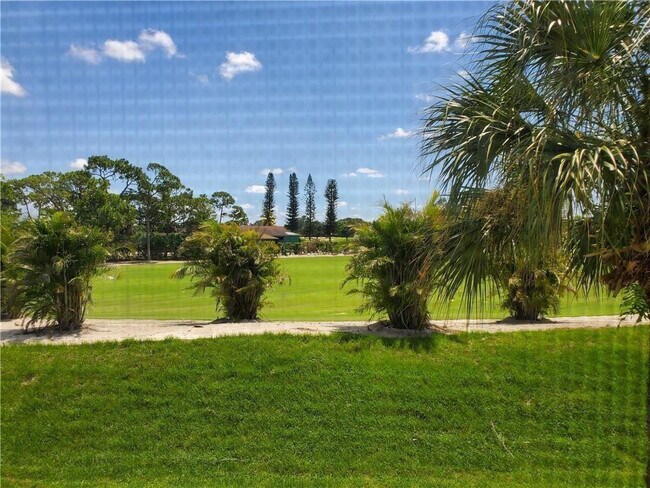 Foto del edificio - 6061 Balboa Cir