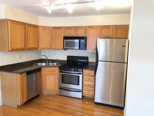 Building Photo - 4056 N California Ave