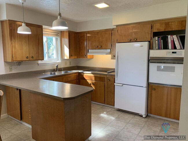 Building Photo - 2821 N Weaver Cir