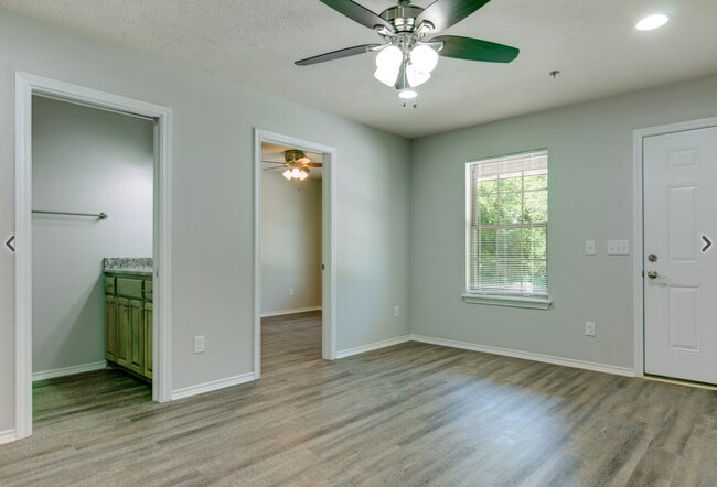 Building Photo - 911 Pecorella St E