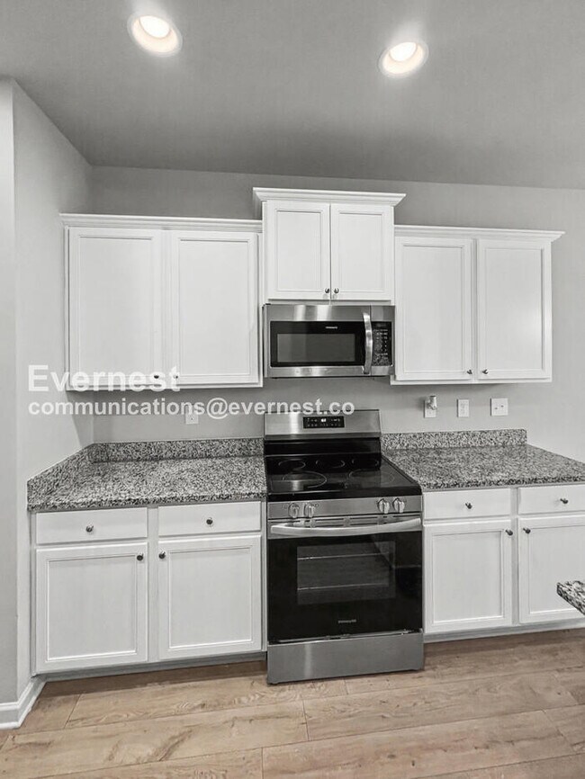 Building Photo - 3 Bed, 2.5 Bath Home with Fenced Yard & Garage / Pet-Friendly / Available Now!