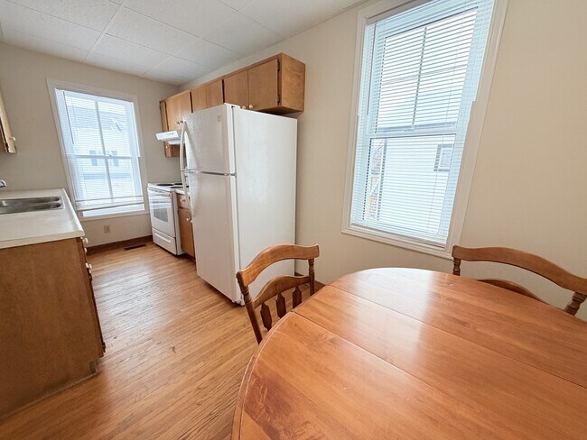 Building Photo - 195-197 Euphemia St N