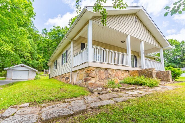 Foto del edificio - Charming home on River Canyon Drive