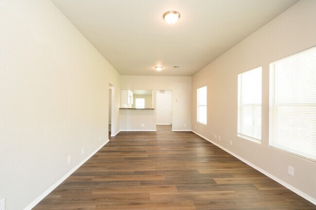 Building Photo - Stunning 2 Bedroom 1 Bath