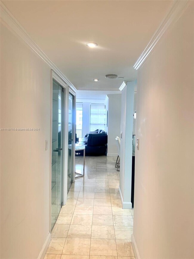 Foto del edificio - 5757 Collins Ave