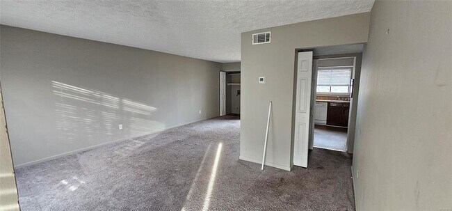Building Photo - 13 Pineywood Ct