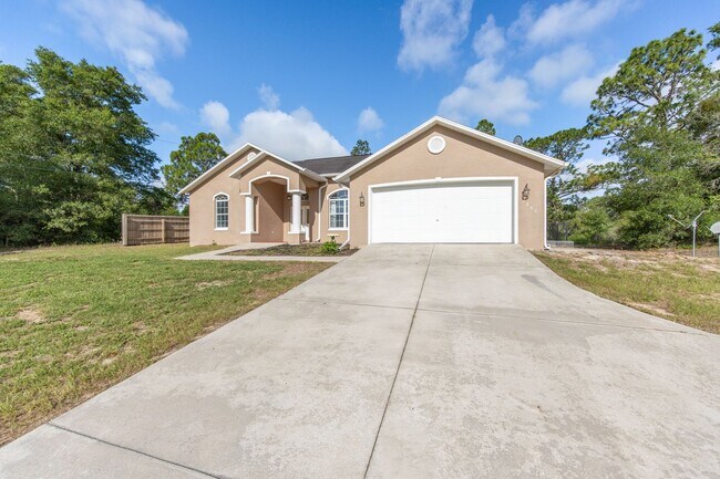 Foto del edificio - Spacious 4-Bedroom Home on a Peaceful Homesite in Dunnellon
