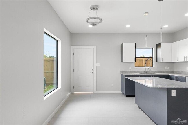 Building Photo - 15 Summerland Ln