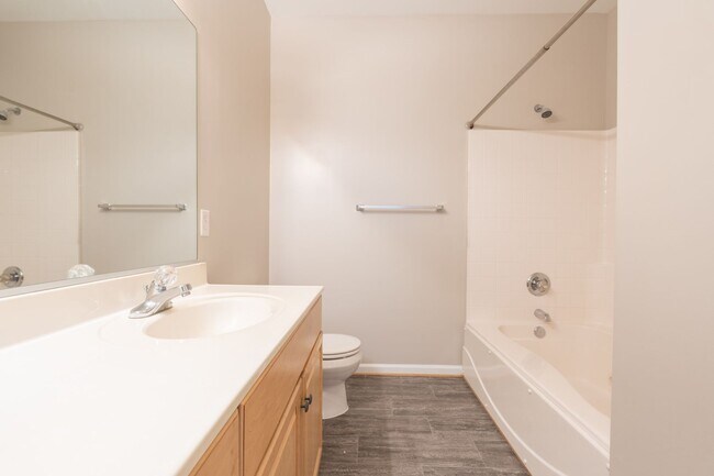 Foto del edificio - MOVE IN READY Townhome in the Heart of Suf...