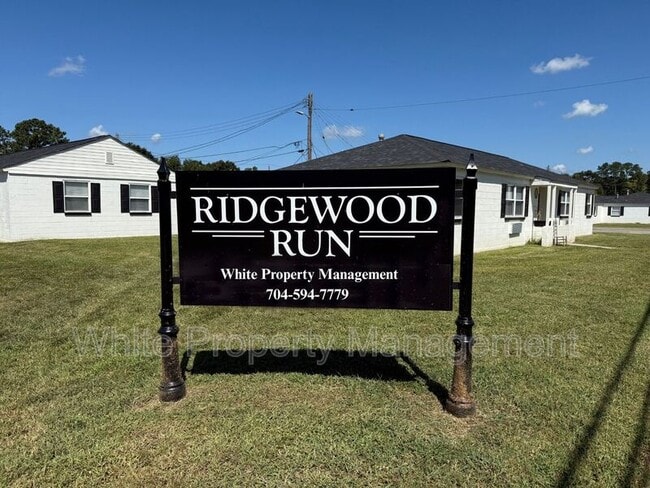 Building Photo - 200 York St