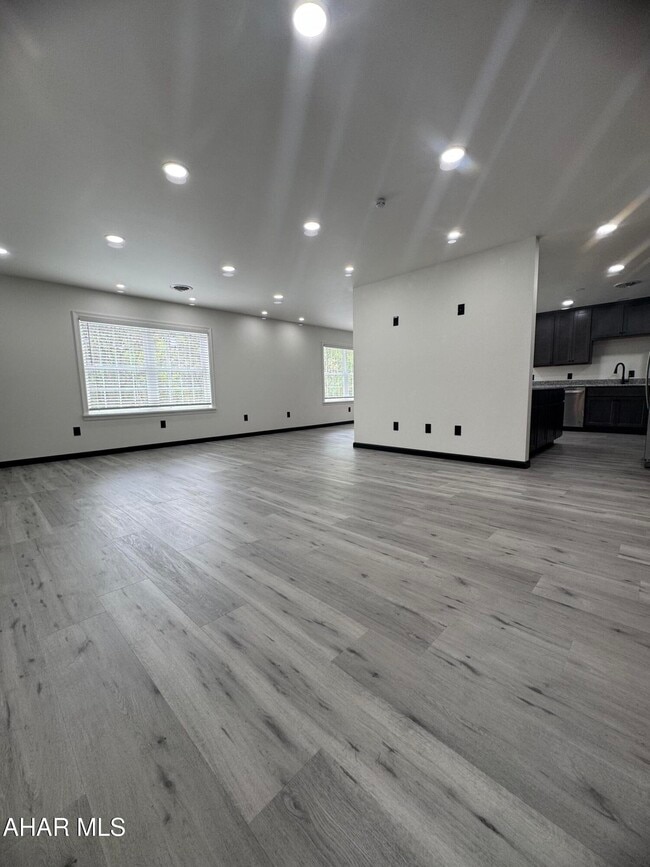 Building Photo - 8495 Woodbury Pike