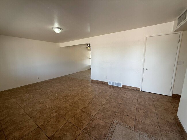 Foto del edificio - 1325 N Venice Ave