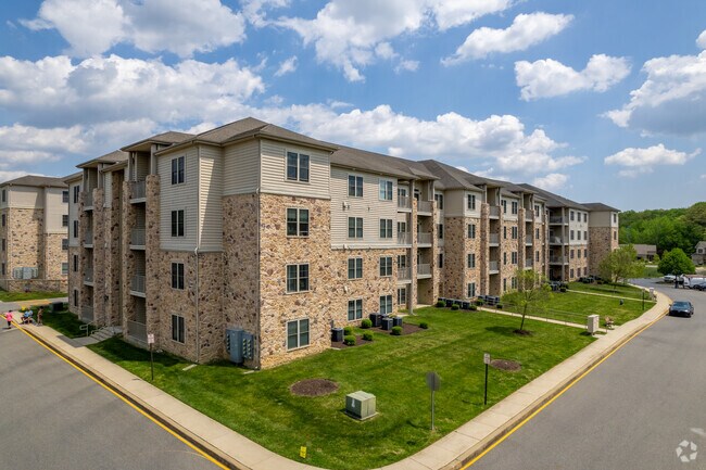 Building Photo - 1000-3000 Fountainview Cir