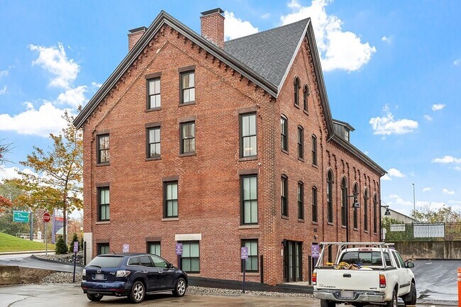 Building Photo - 205 Summer St