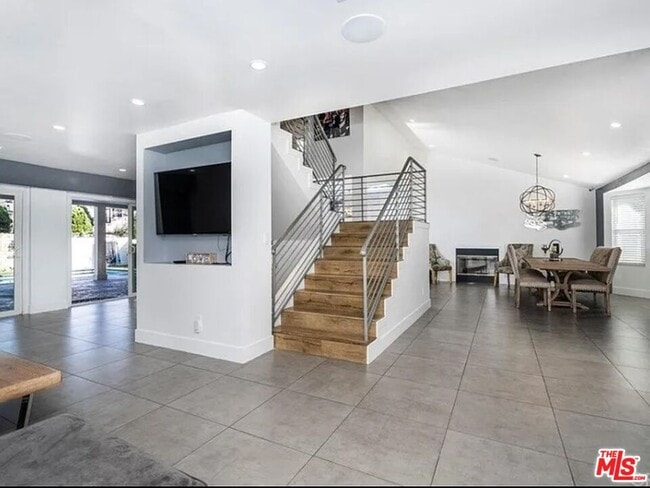 Foto del edificio - 6140 Rhodes Ave