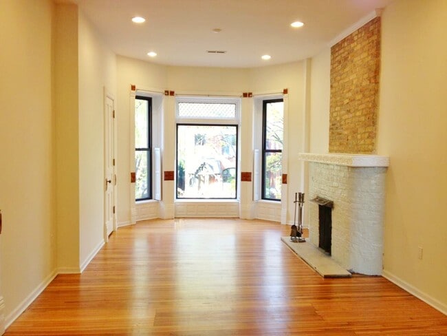 Building Photo - 633 W Fullerton Pkwy