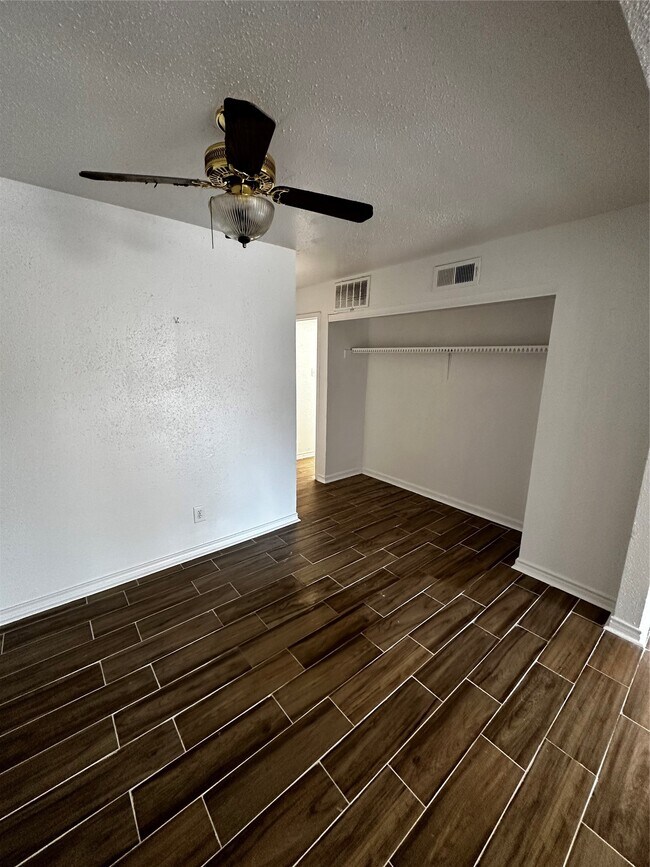 Foto del edificio - 5625 Antoine Dr