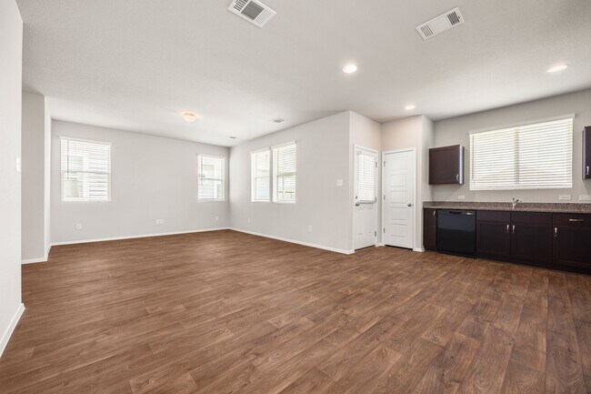 Foto del edificio - REDUCED DEPOSIT WITH QUICK MOVE IN!!   Bra...