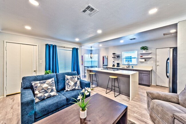 Building Photo - Charming 2 bedroom
