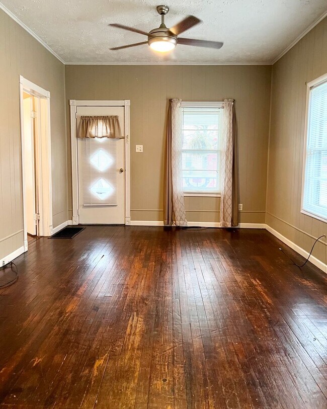 Foto del edificio - Charming 3-Bedroom Home with Garage & Fenced Yard!